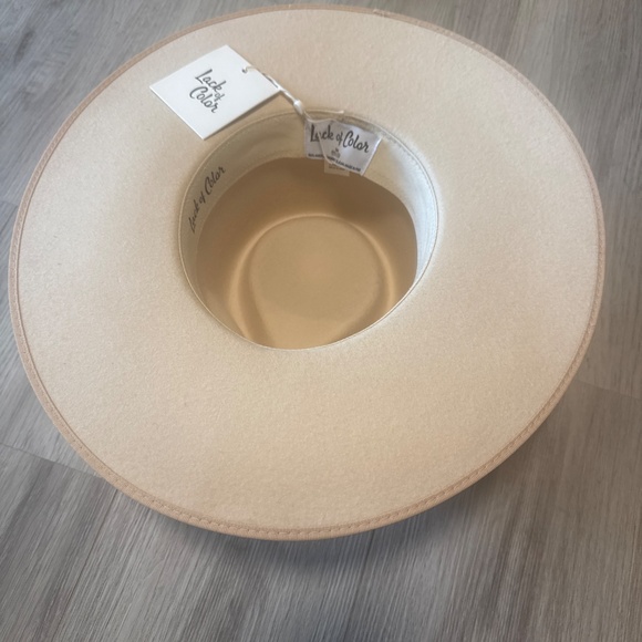 Lack of color - Picture 2 of 3